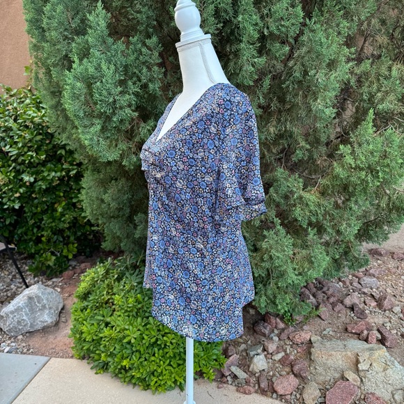 MICHAEL KORS Women’s Floral-Print Flutter Sleeve Top

Smoke/Pet Free - Picture 3 of 8